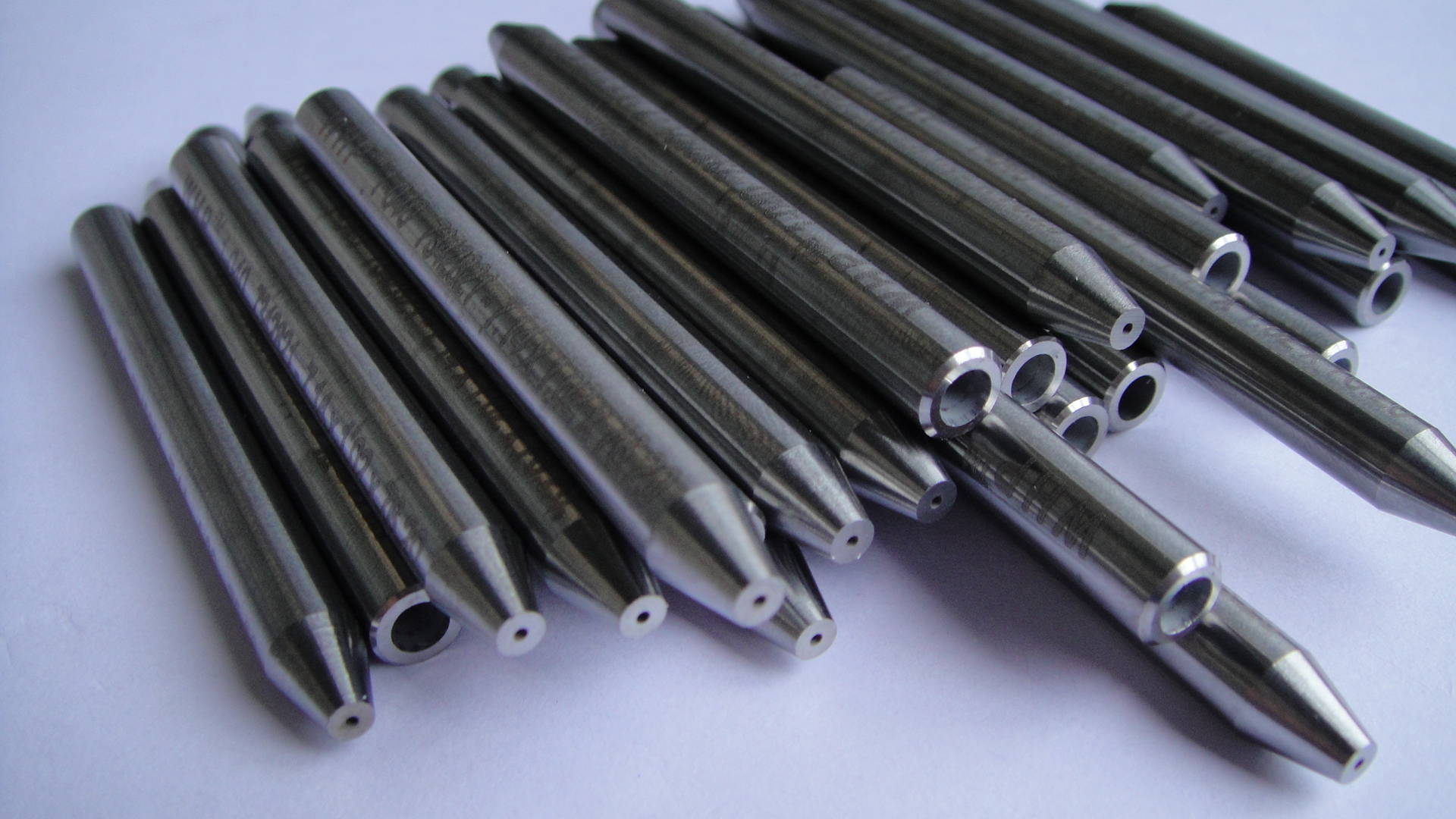水切割不同材质应如何选择合适水刀砂_长沙精正金属材料有限公司